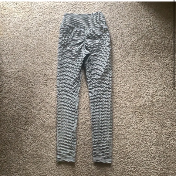 Like New ABS2B ZERO-FLAWS textured Scrunch Butt Leggings in Pure Gray S - Picture 5 of 6